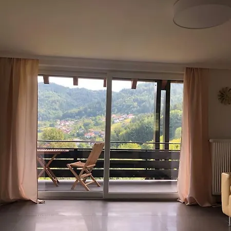 Panorama Domizil Im Schwarzwald In Einzigartiger Lage, Terrasse, 3 Schlafzimmer, Kamin, Direkt Am Waldrand, Nahe Baden-baden アパート